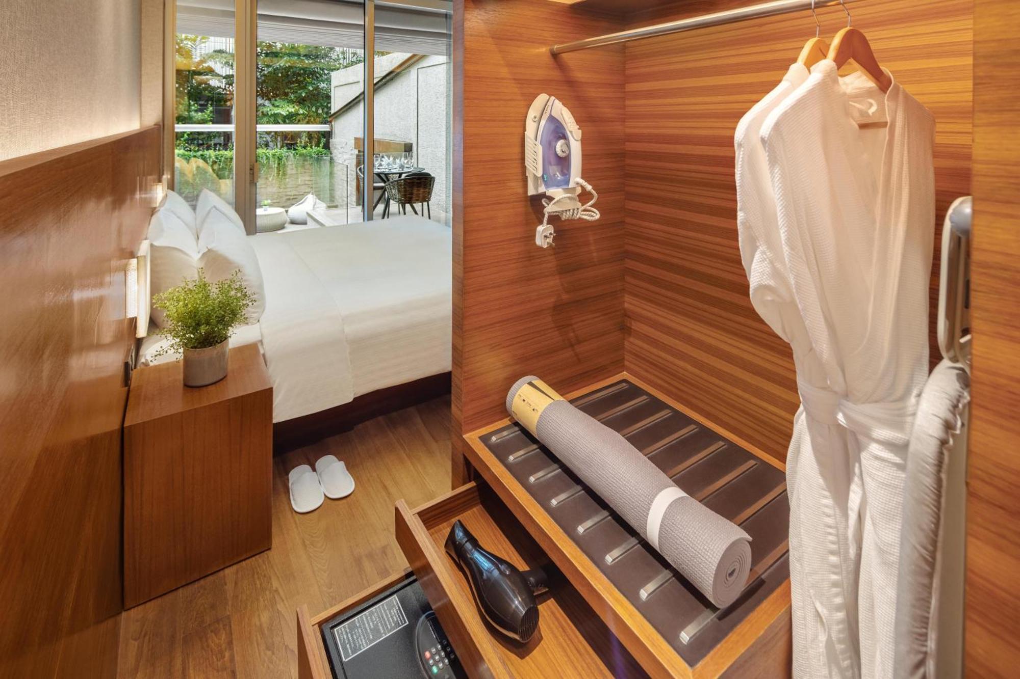 Oasia Resort Sentosa By Far East Hospitality Singapore Exterior photo A room in the hotel